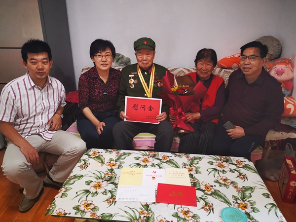 必威BETWAY西汉姆联在新中国成立70周年前夕走访慰问离休老干部