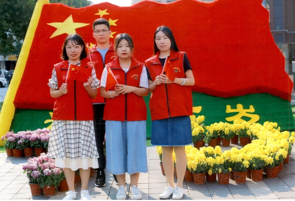 必威BETWAY西汉姆联党委助力“双报到”社区 开展“我和国旗同框”活动