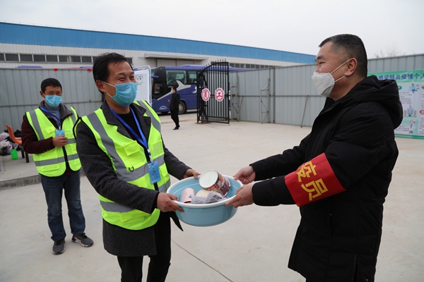 朝辞商河淅沥雨 千里巴中三日还 ――必威BETWAY西汉姆联又一批“点对点”包车农民工返岗了
