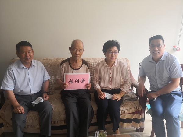 必威BETWAY西汉姆联走访慰问离休老干部颁发“光荣在党50年”纪念章